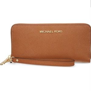 Michael Kors jet setter wallet